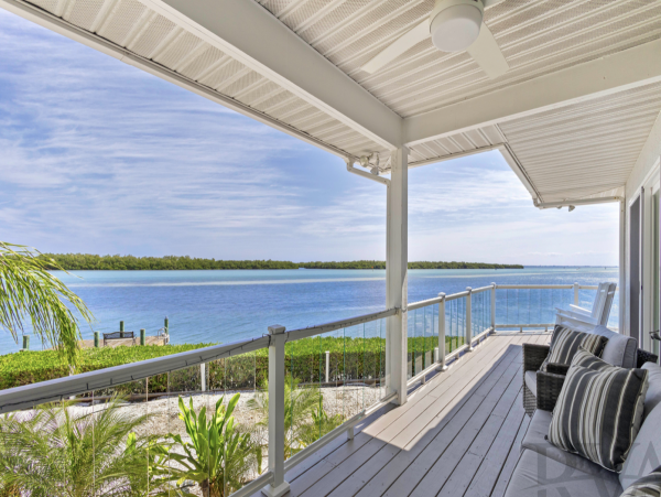 Waterfront Retreat with 4 Bedrooms in Longboat Key
